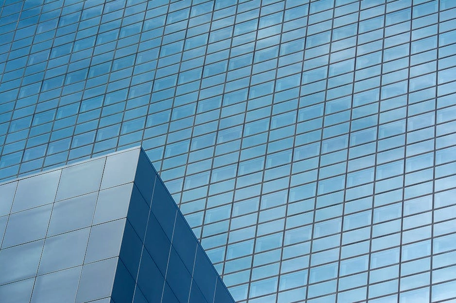 Moderno edificio per uffici con facciata in vetro e acciaio